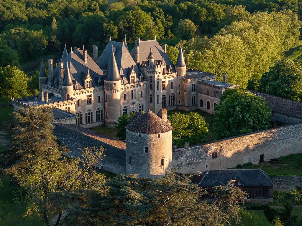 DJI_20250430072253_0058_D_MAVIC3PRO- Cha^teau Michel de MontaigneDe´clic&De´colle