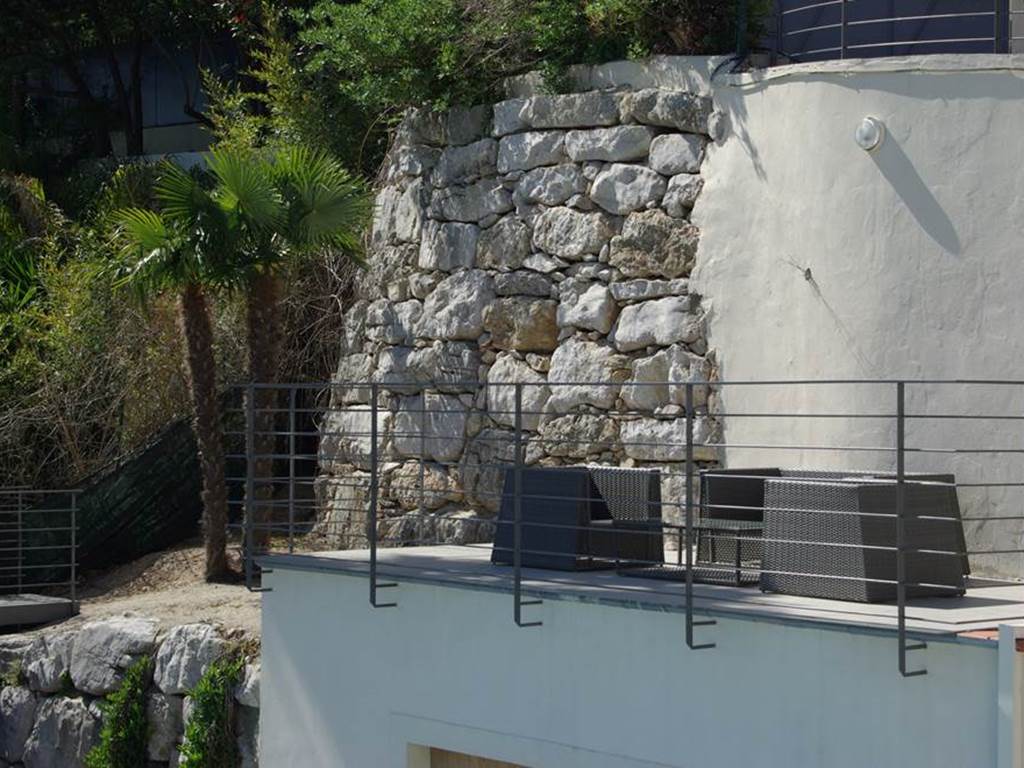 Pool house avec mobilier confortable pour détente
