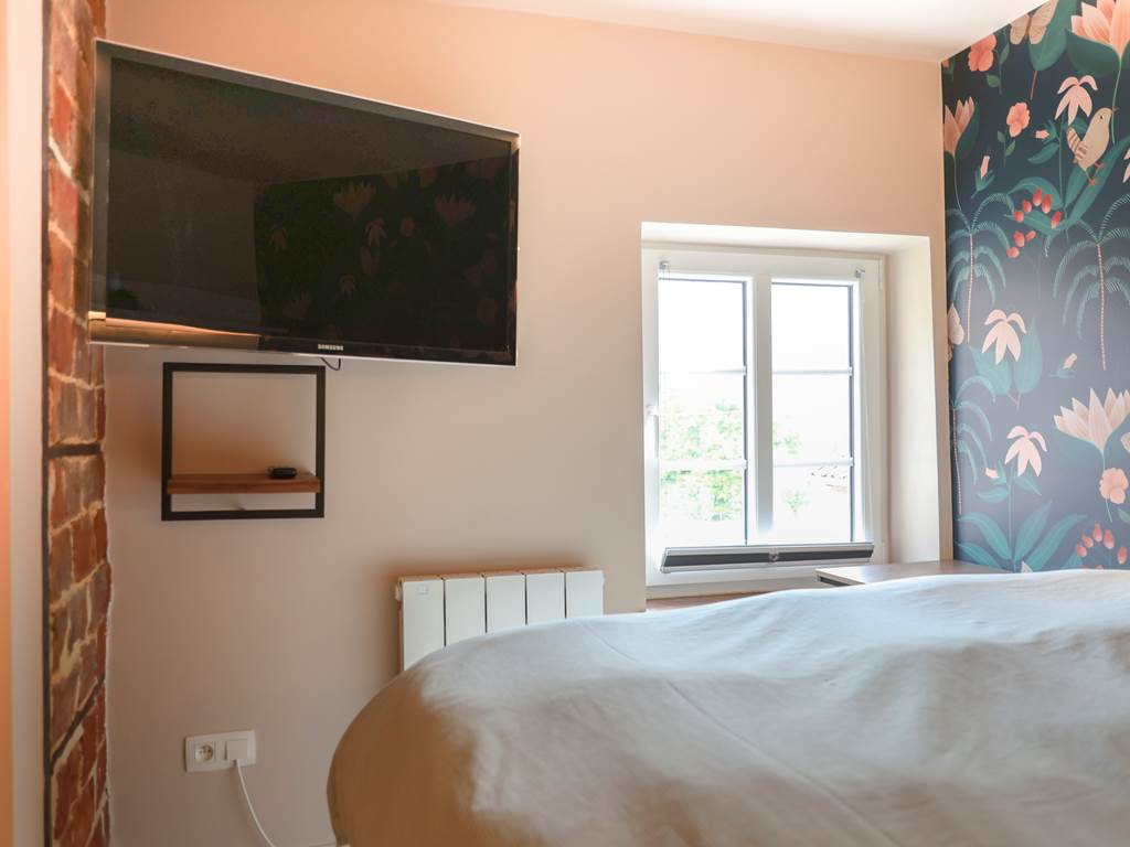 Gi^te Maud Neuprez. 10-25 BOOKING HD-70