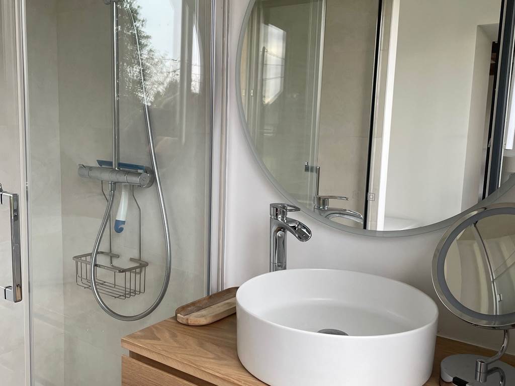 La salle d'eau de la suite parentale 'Sous le cedre'