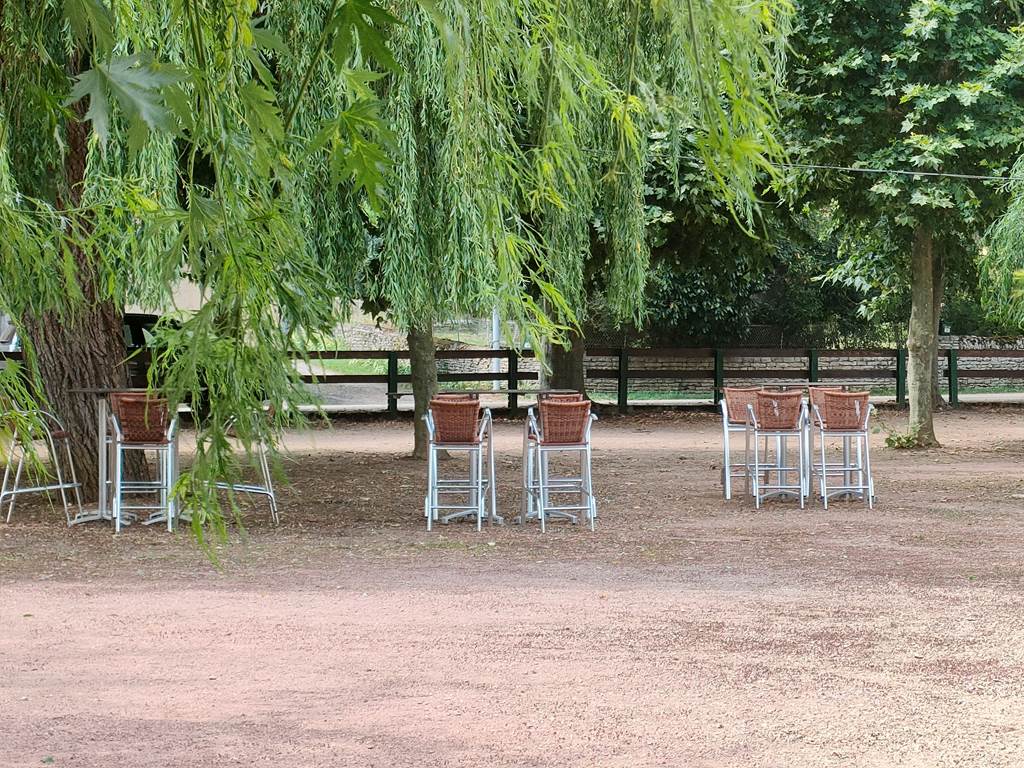 bourogne-tourisme-campingcar-atypique-original-rivière-tournus-eaunes-cluny-solutré-vignes-vignobles-macon-vélo-randonnée-prochedelyon-france-saoneetloire-famille-avecenfants-allinclusive-messeugne-savignysurgrosnes-cathédrales-brancion-pleinair-camping-restaurant-patrimoine-activités-gastronomie-vins-châteaux-randonnée-convivialité-jeuxpourenfants-animations-bistrot-chaleureux-menu-restauration-cuisinefrançaise-bourguignon-vacances-convivialité-71-voiebleu-voieverte