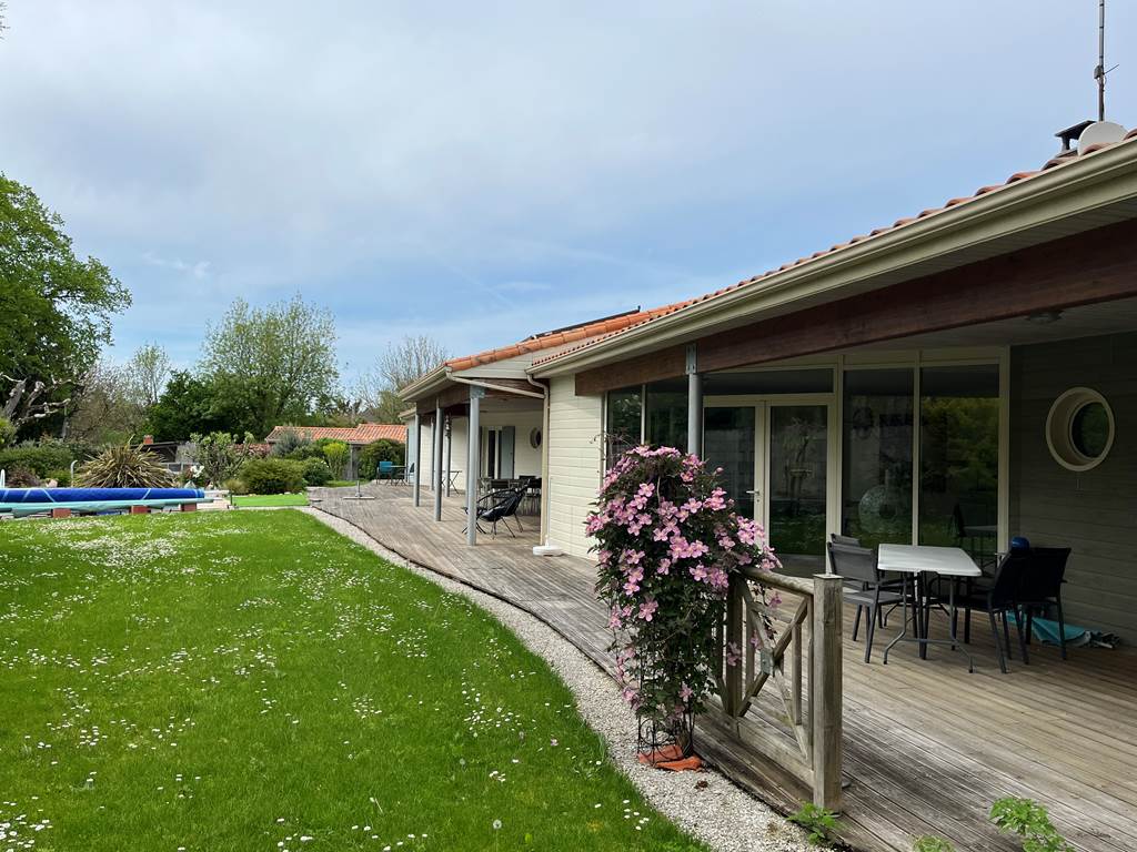 vue de la maison avec la grande terrasse