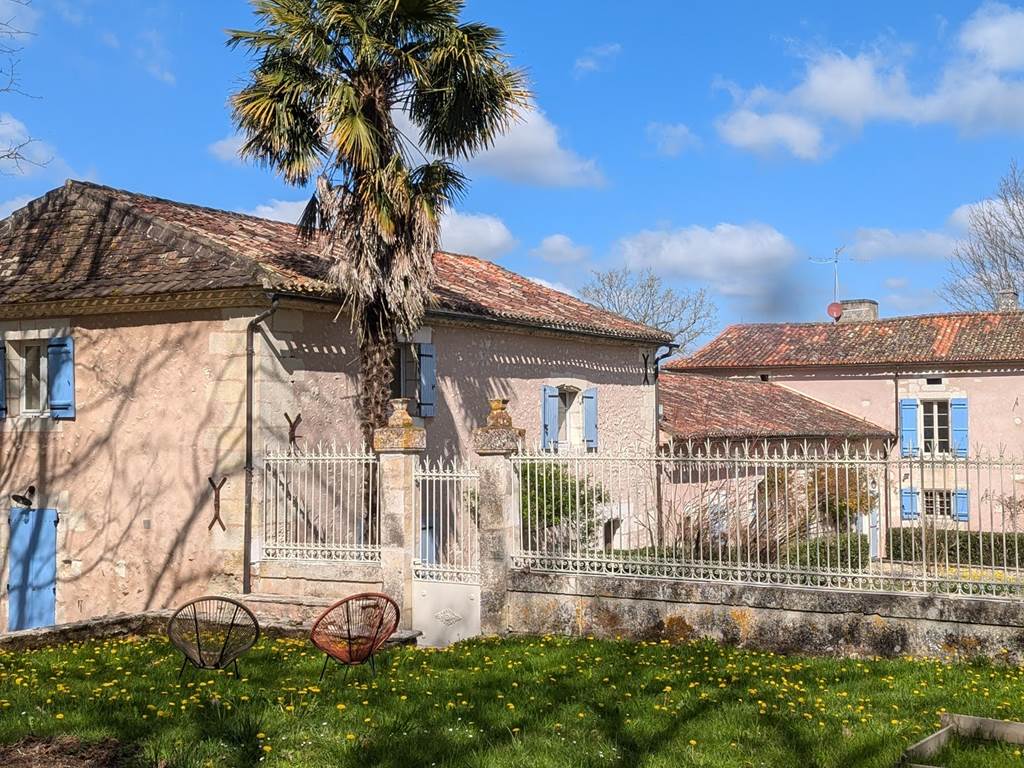 La Maison Joyeuse à l'avant de la chartreuse