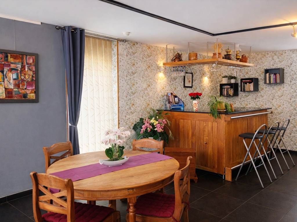 Un beau bar en teck pour vos apéros conviviaux