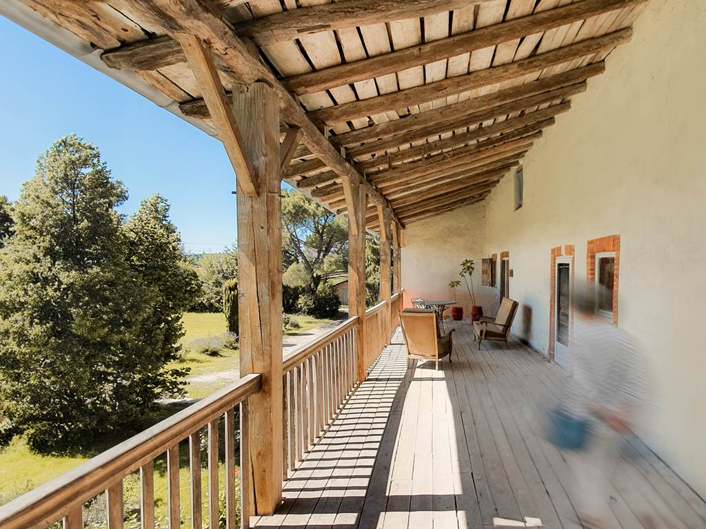 La Terrasse donnant accès aux chambres