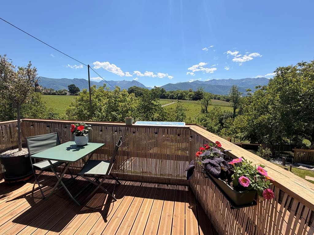 Terrasse face aux Pyrénées
