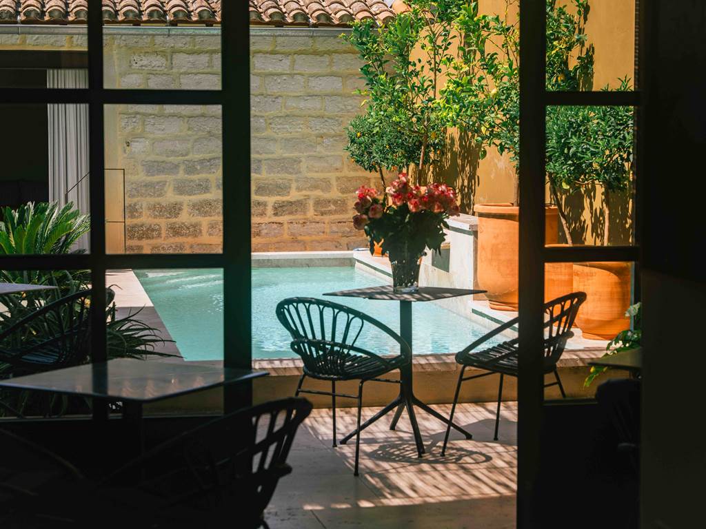 3 BD En entrant dans la cour on voit immediatement la piscine de Marcelle en Camargue