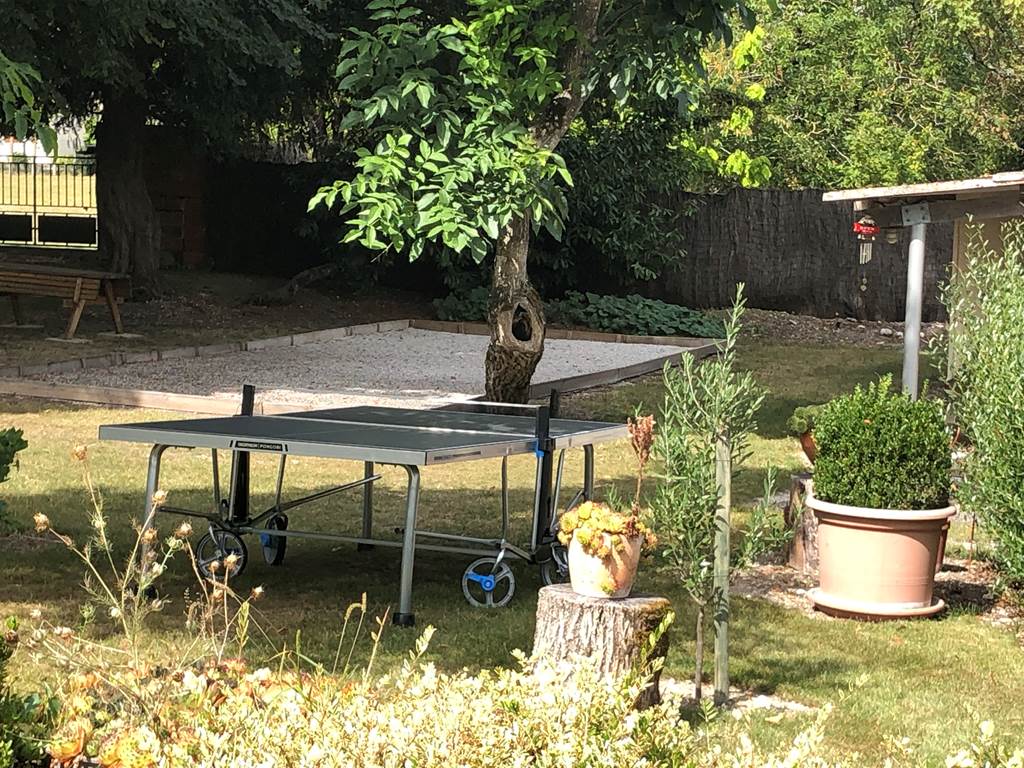 le terrain de pétanque et le ping-pong