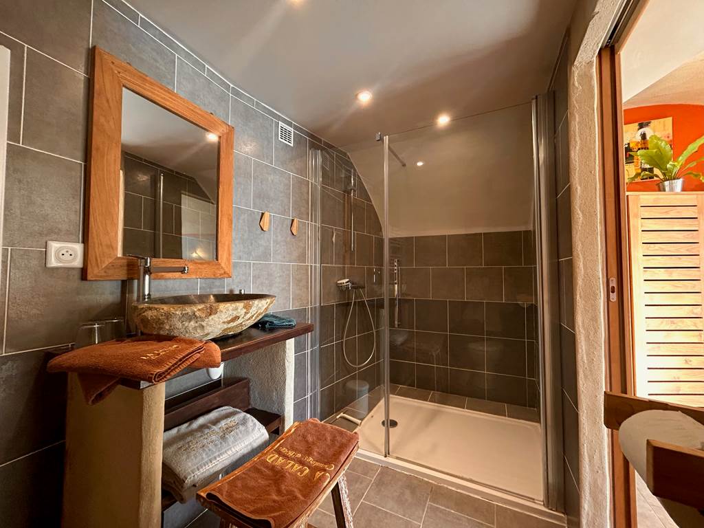 la calade chambres d'hotes et espace bien être ardèche salle de bain chambre terracotta
