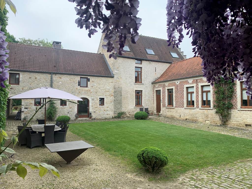 La Cense - Mélin - Grange avec glycine en fleur