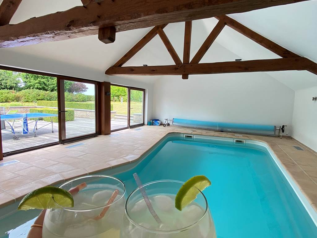 Piscine couverte chauffée à minimum 24 degrés, eau salée, ouverte de 9 à 19h du 1er avril au 31 octobre