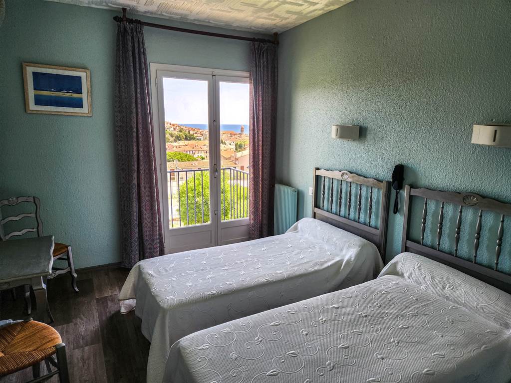 Chambre lits jumeaux vue mer et Collioure