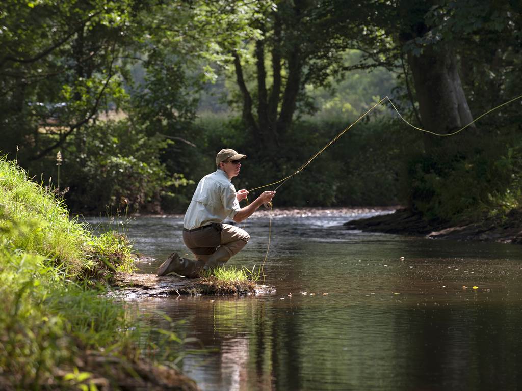 La rivière borde le domaine