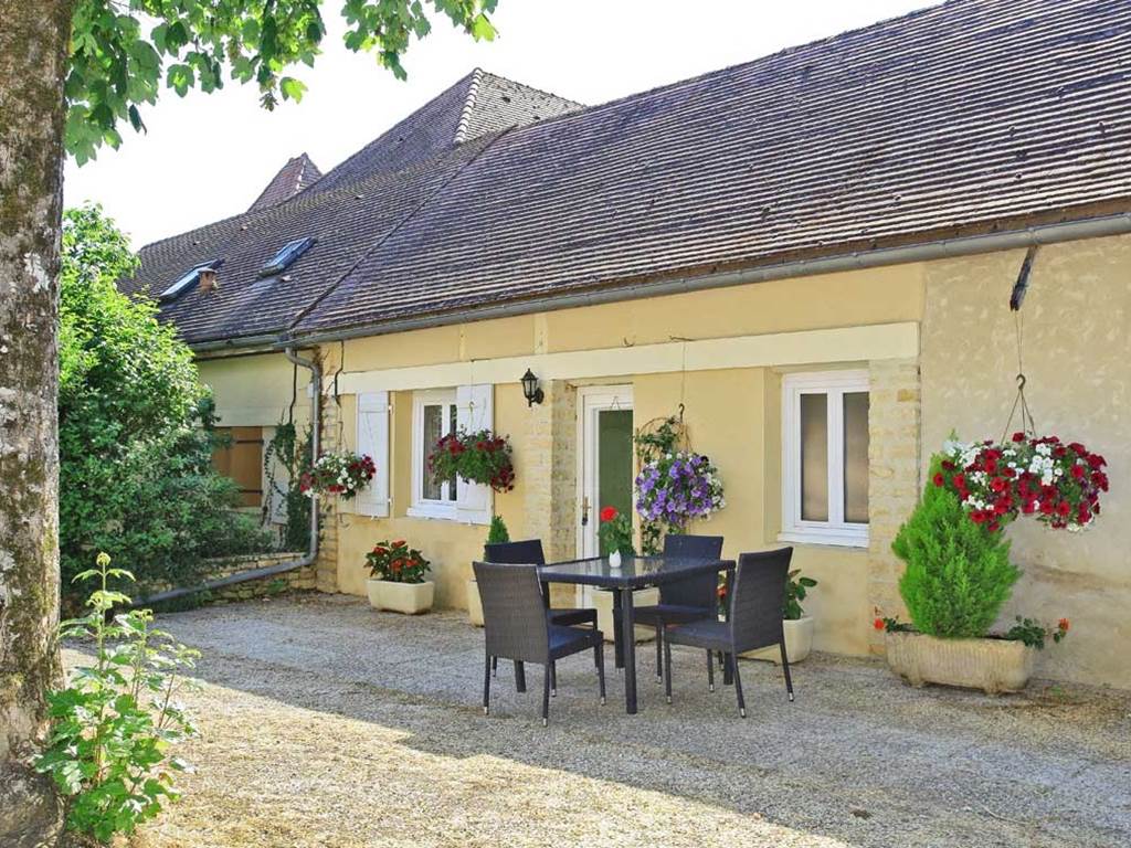 gite dordogne place du village
