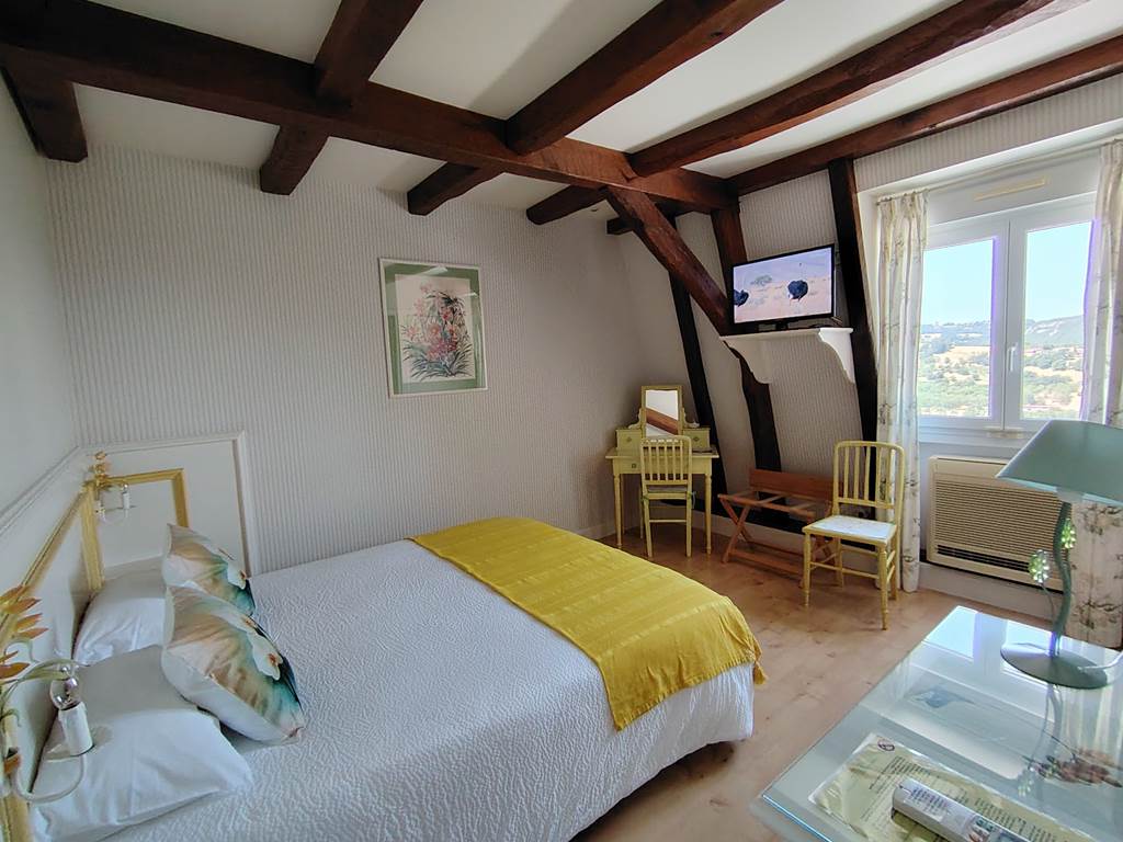 Villa Ric, chambres confortable et climatisées à Saint-Céré proche Rocamadour, vue nature