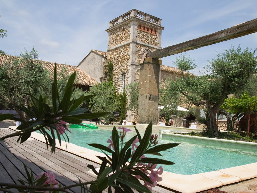 piscine privé avec vue sur la tour entouré d olivier centenaire