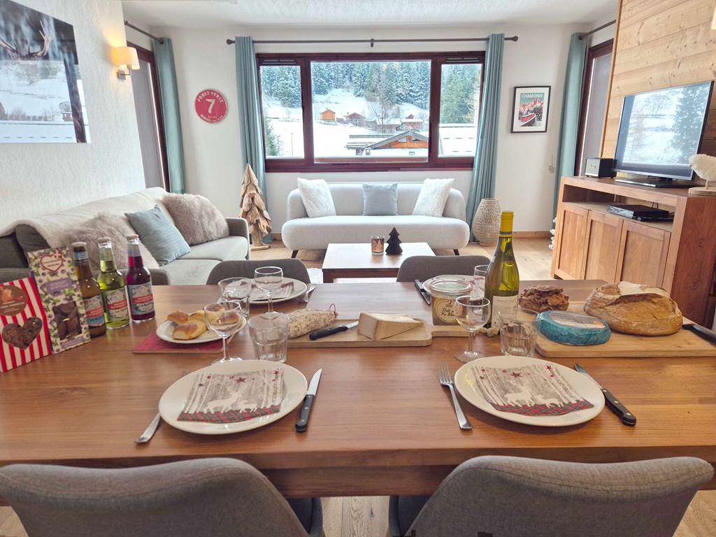 Grand séjour cuisine avec vue dégagée sur les montagnes Le Tourmalin