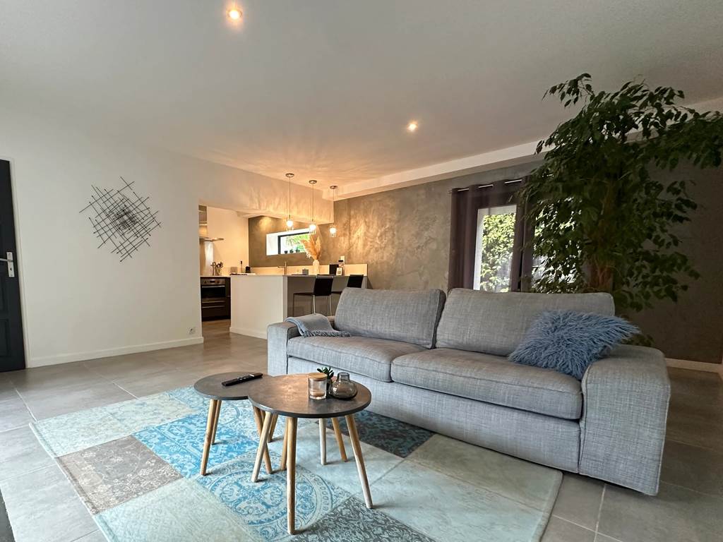 Espace de vie moderne avec canapé confortable et TV grand écran