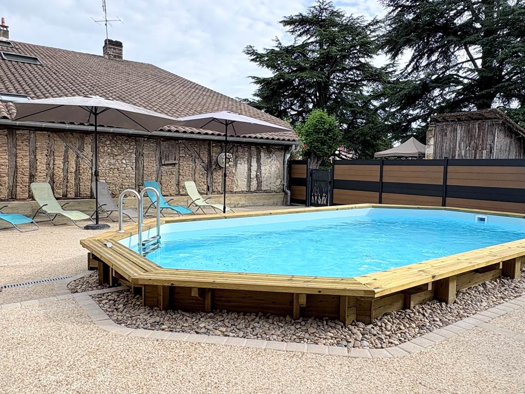 Piscine - transats - salon jardin - parasol