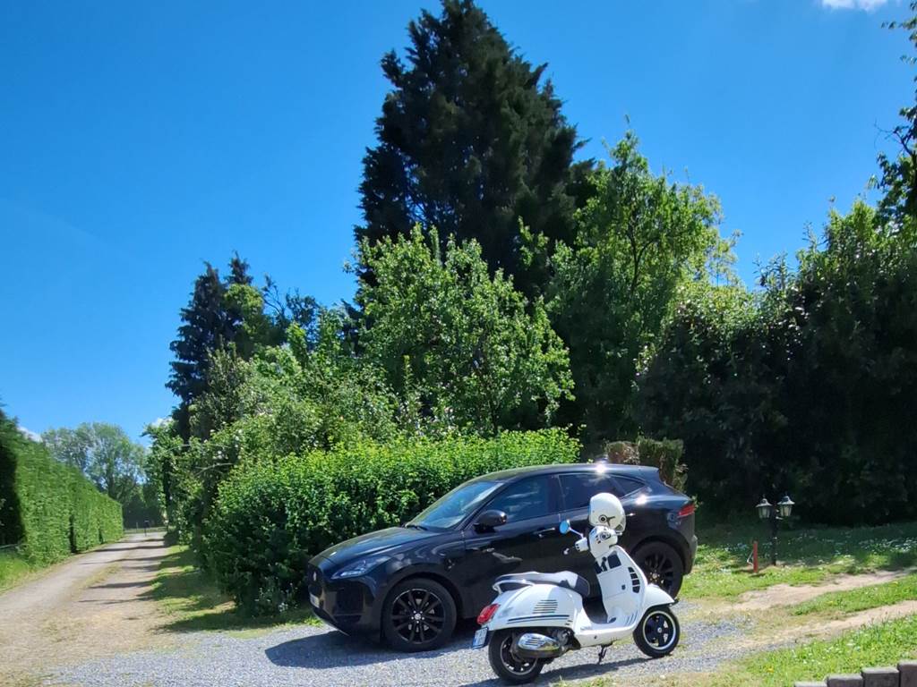 20-parking-voiture-moto-velo-securite-tranquilité-gite-lecureuil-namur-wepion.jpg
