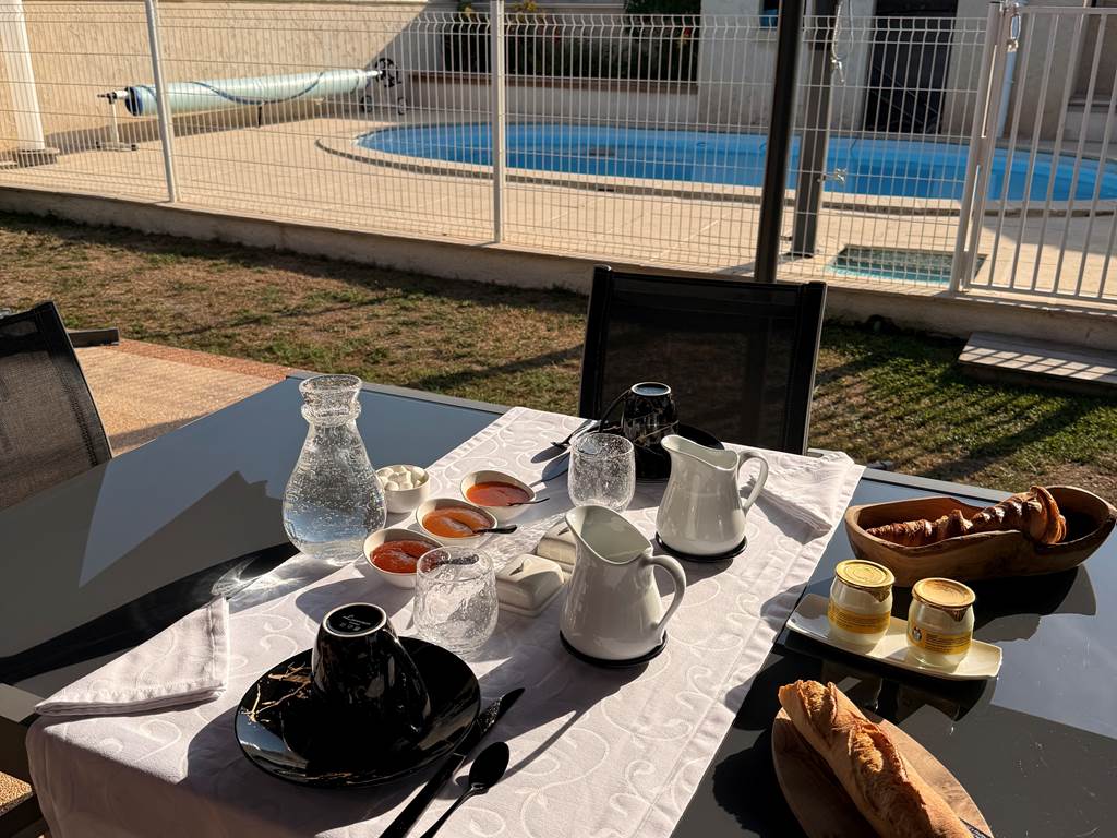 petit-dejeuner-local-mas-des-anges_jardin-soussans-margaux_couple-famille_confitures-maison_jus-oranges-pressées_beurre-salé-doux_pain_croustillant_yaourth_croissants-chaud