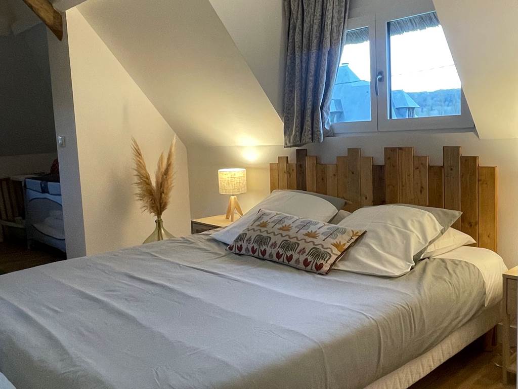 La chambre familiale 'La Grange' sous son plafond cathedrale