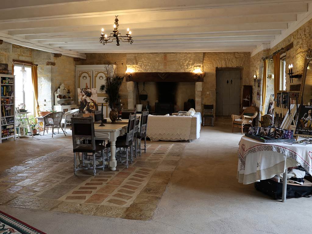Salon cosy au Château de Saint-Chamarand : une décoration fantasy unique et une ludothèque complète pour vos soirées au coin du feu dans le Lot.