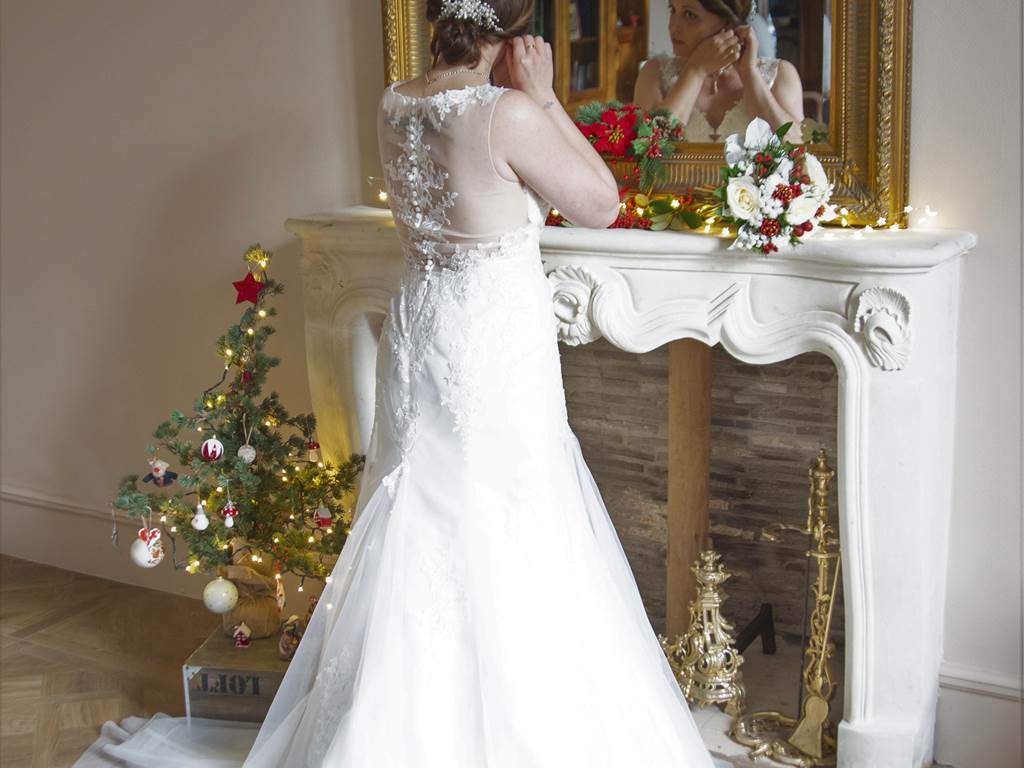 Future Mariée se préparant pour la réception