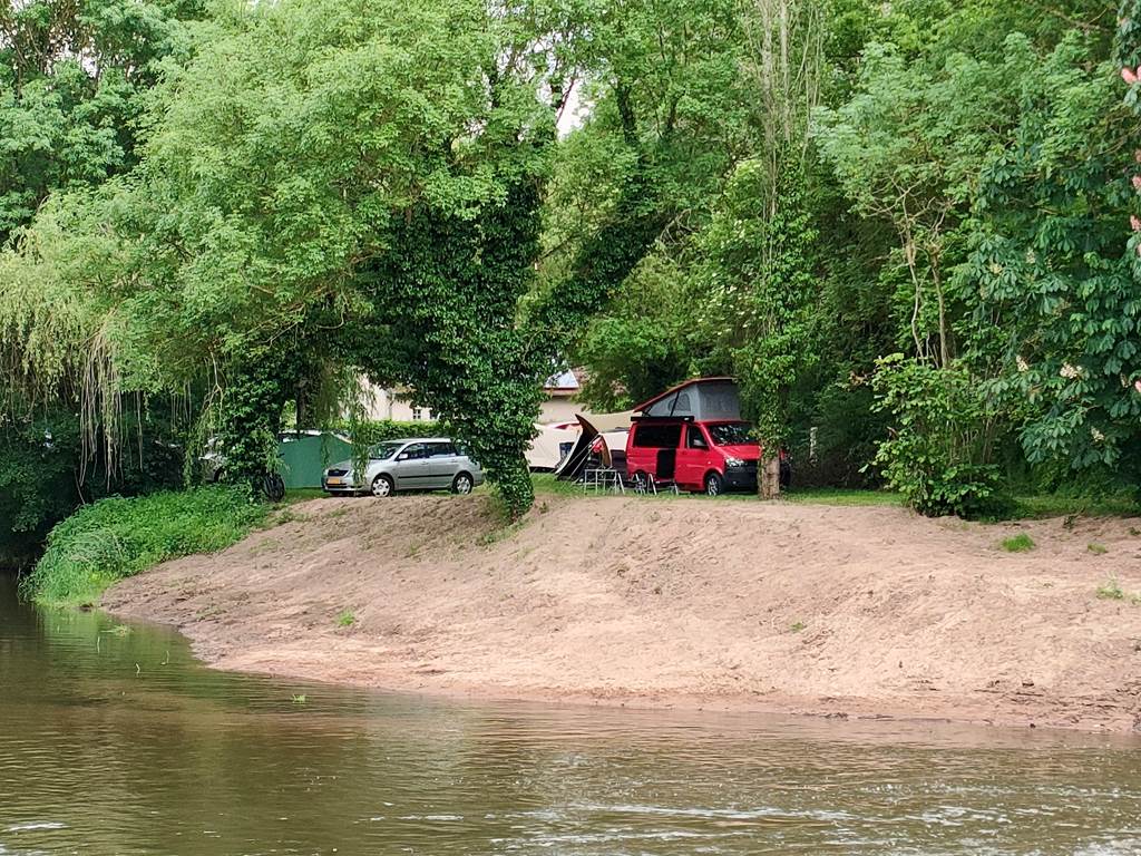 bourogne-tourisme-campingcar-atypique-original-rivière-tournus-eaunes-cluny-solutré-vignes-vignobles-macon-vélo-randonnée-prochedelyon-france-saoneetloire-famille-avecenfants-allinclusive-messeugne-savignysurgrosnes-cathédrales-brancion-pleinair-camping-restaurant-patrimoine-activités-gastronomie-vins-châteaux-randonnée-convivialité-jeuxpourenfants-animations-bistrot-chaleureux-menu-restauration-cuisinefrançaise-bourguignon-vacances-convivialité-71-voiebleu-voieverte