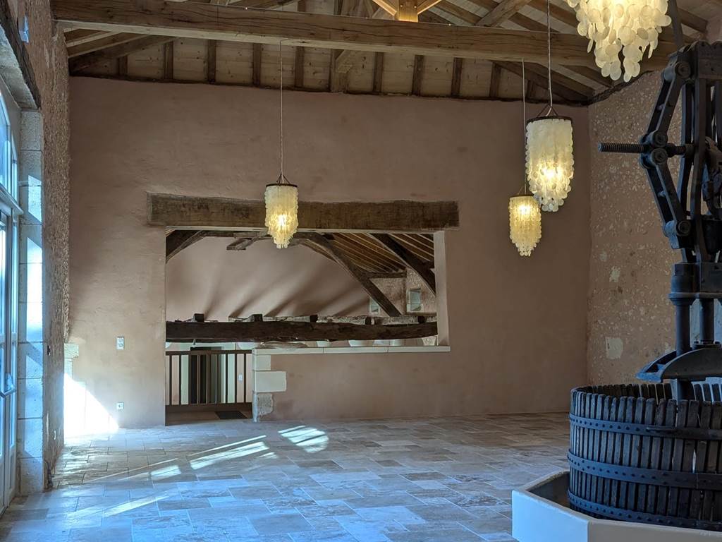 Salle de réception le Chai, vue vers la grange basse