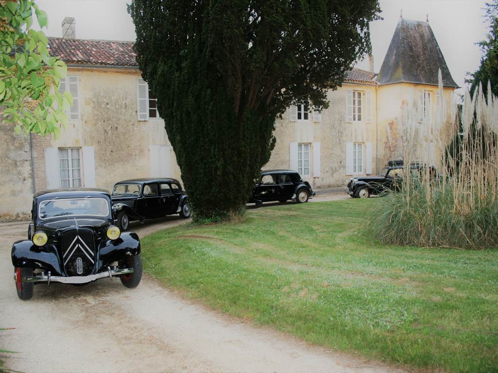Arrivée en Citroën Traction au château