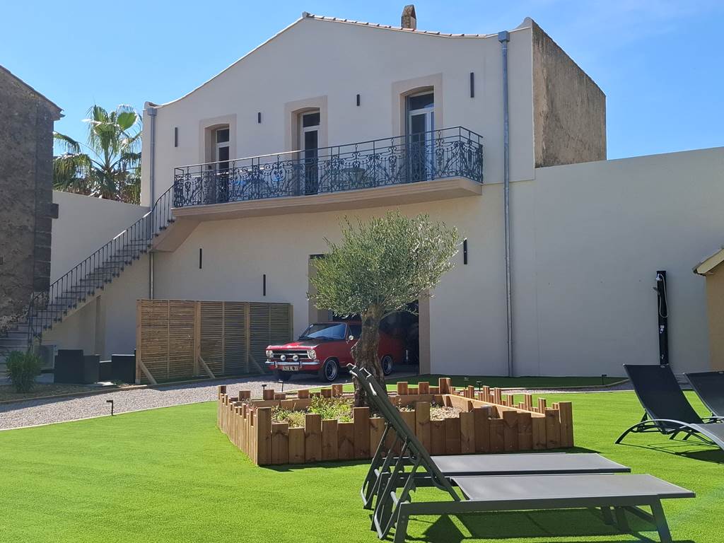 Cour intérieure des Gîtes de Monte Blanco avec accès au gîte Le Ramonetage, près de Béziers.
