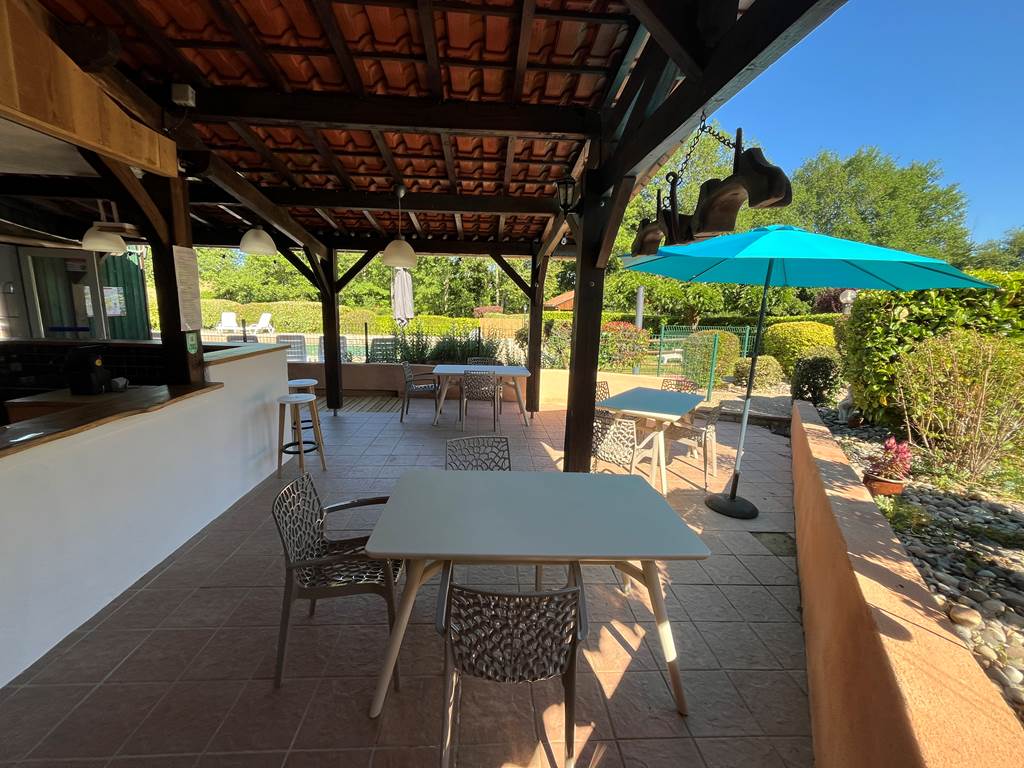Terrasse et bar