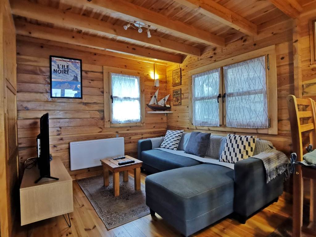 Salon avec TV connectée au Chalet Molène pour un séjour en famille à Plouarzel