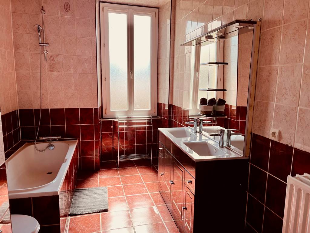Au bonheur Arédien, salle de bain avec baignoire