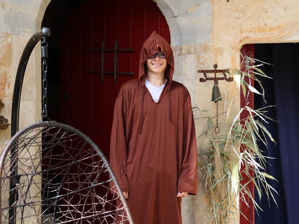 Relève assurée au Château de Saint-Chamarand : quand un jeune chevalier et son apprenti sorcier s'emparent de la ludothèque pour un séjour mémorable.