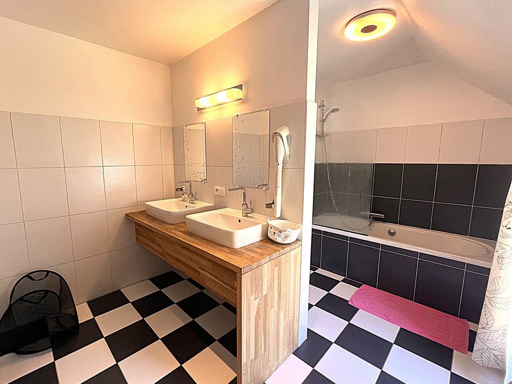 Baignoire / Douche - double lavabo - wc pour votre intimité