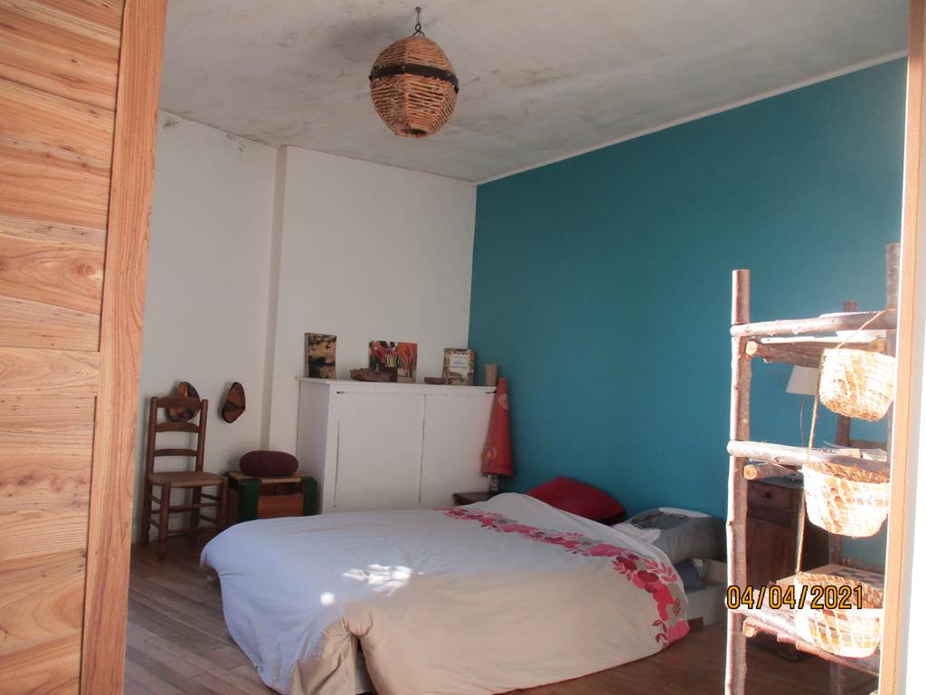 Vue grande chambre depuis porte ++