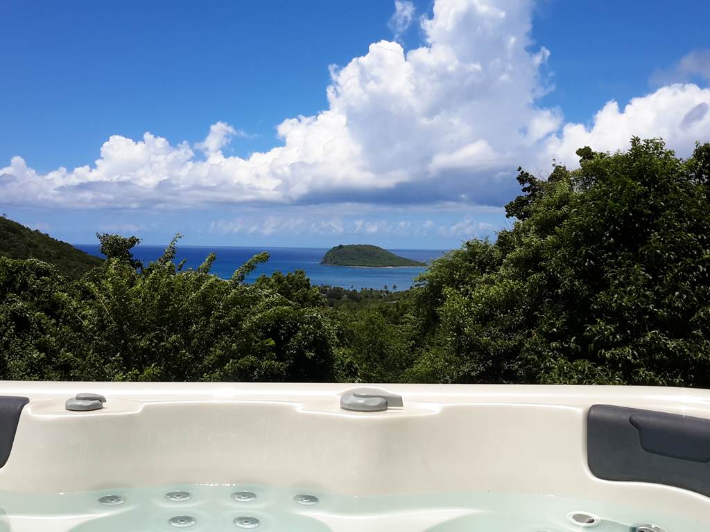 dans le jacuzzi du gite Soleil Couchant