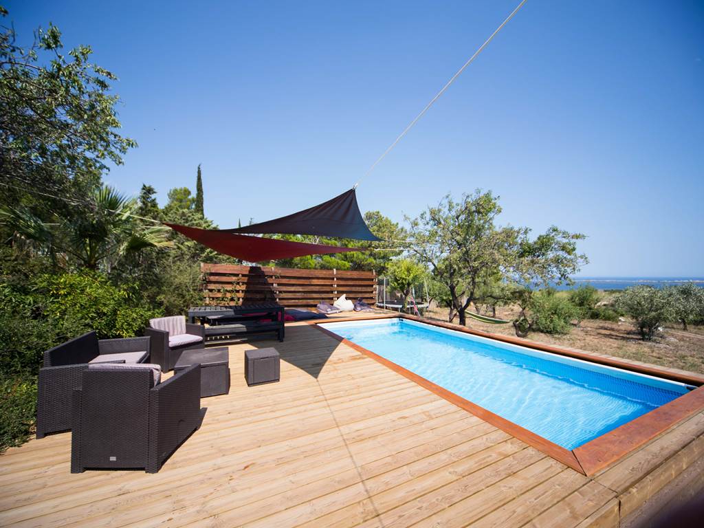 Piscine de La Bergerie du château de Fitou vue sur la mer et La garrigue