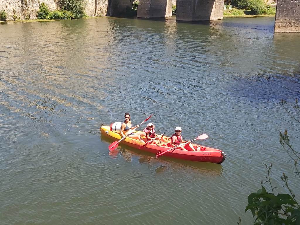 Famille en canoë-kayak 3 places à Saint-Antonin-Noble-Val