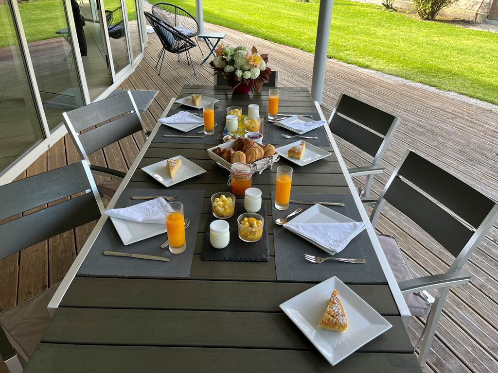 le petit déjeuner pour les clients des chambres d'hôtes