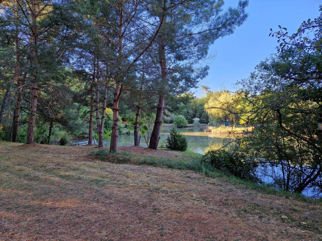 <img src="parc-hacienda-soubran.jpg"       alt="Parc de 4 hectares de L’Hacienda de Soubran avec étang et arbres centenaires"       title="Parc et étang de L’Hacienda de Soubran, Charente-Maritime">