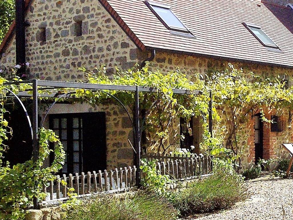 La PICHONNA cottage de charme classé 5 étoiles pour 4 personnes avec piscine, tennis privé, étang de pêche dans un parc de 9 hectares paysagé