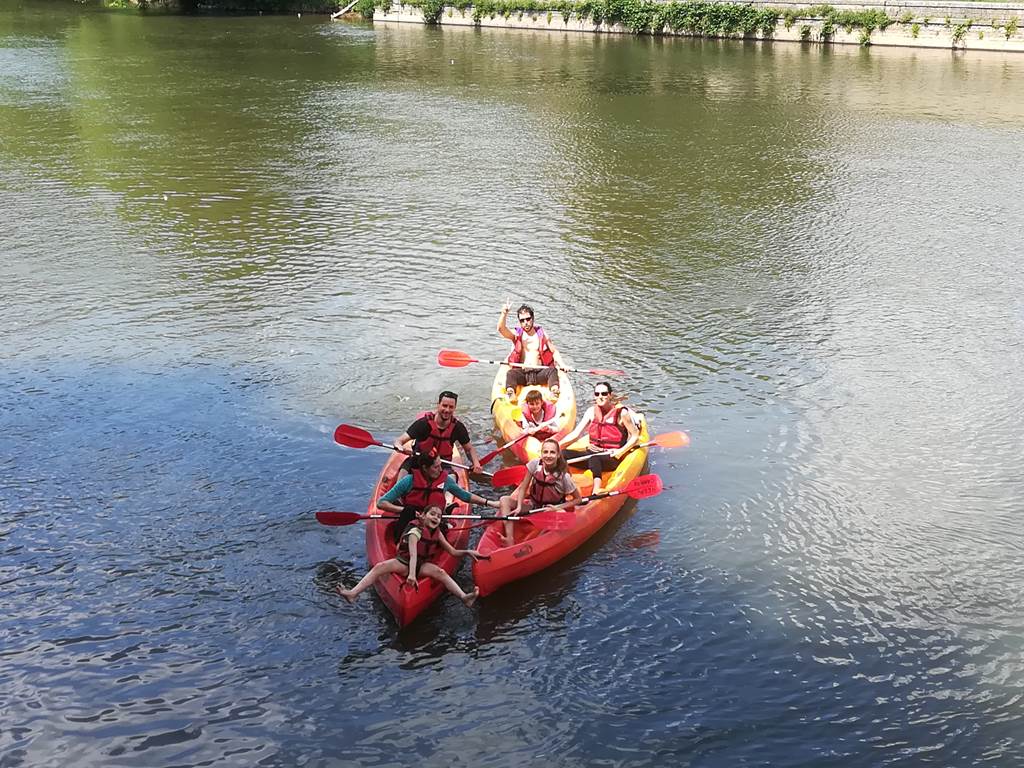 Famille en canoë faisant du tourisme à Saint Antonin Noble Val dans les Gorges de l'Aveyron (Tarn et Garonne)