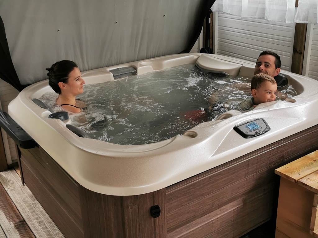 Jacuzzi couvert et privatif pour un moment de détente romantique en couple au Lodge de Kerescar à Plouarzel en Bretagne