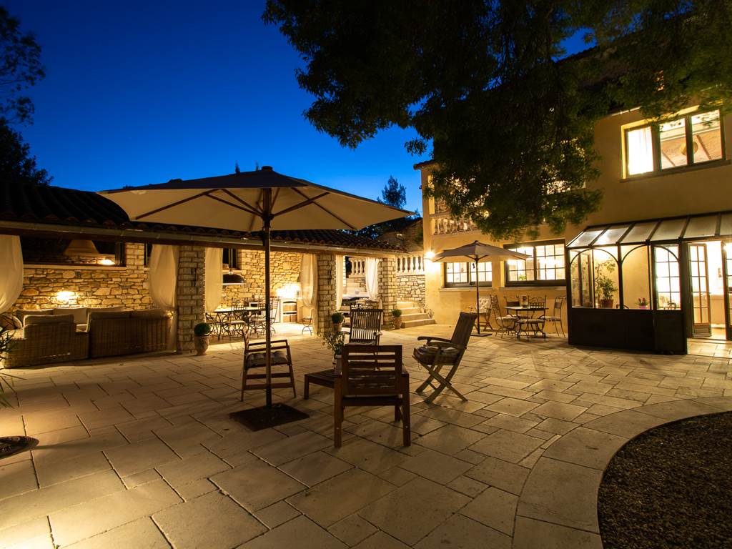 La terrasse de la Serre des Mourgues de nuit