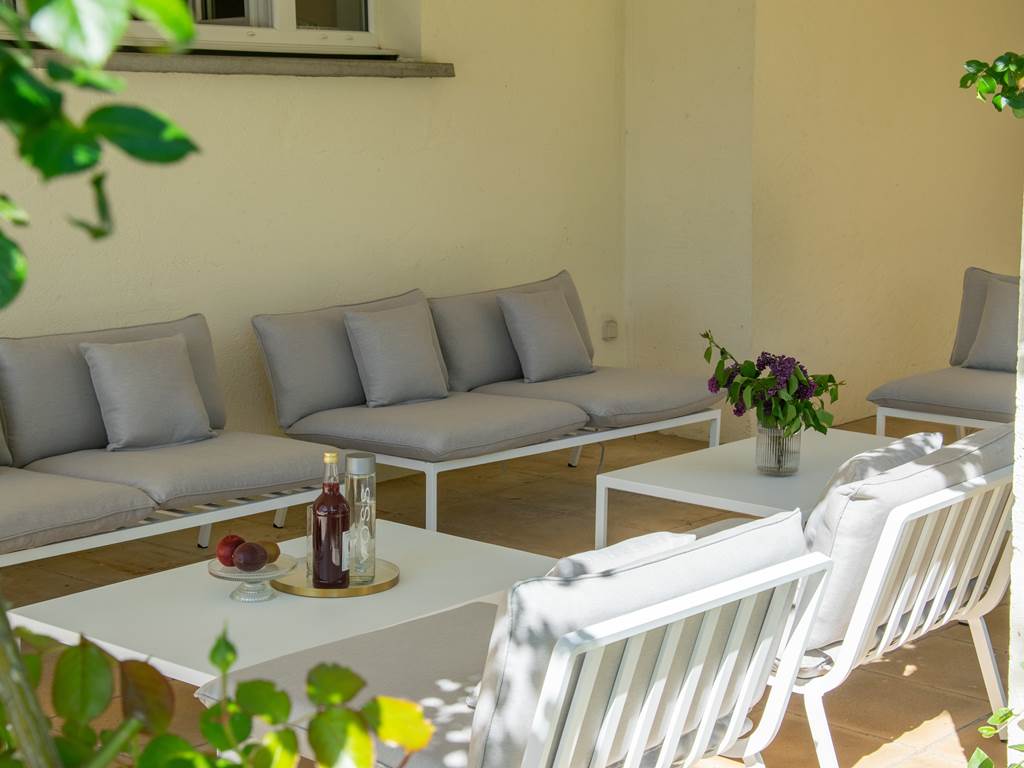 sous la terrasse vue piscine