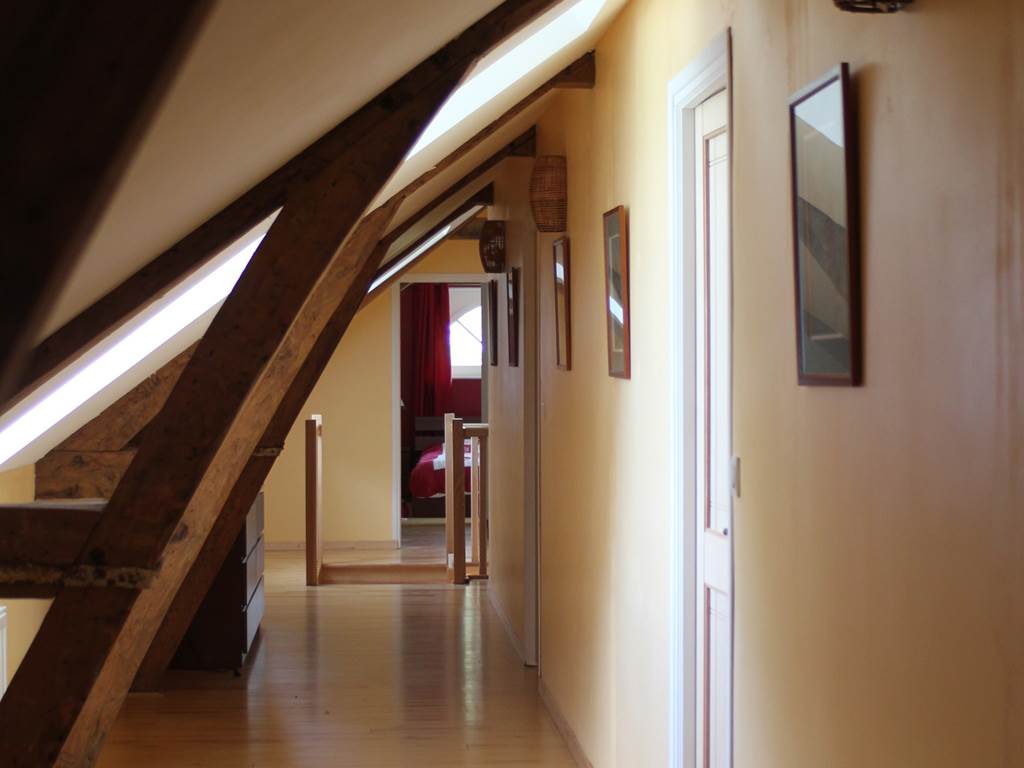 Couloir accès aux chambres