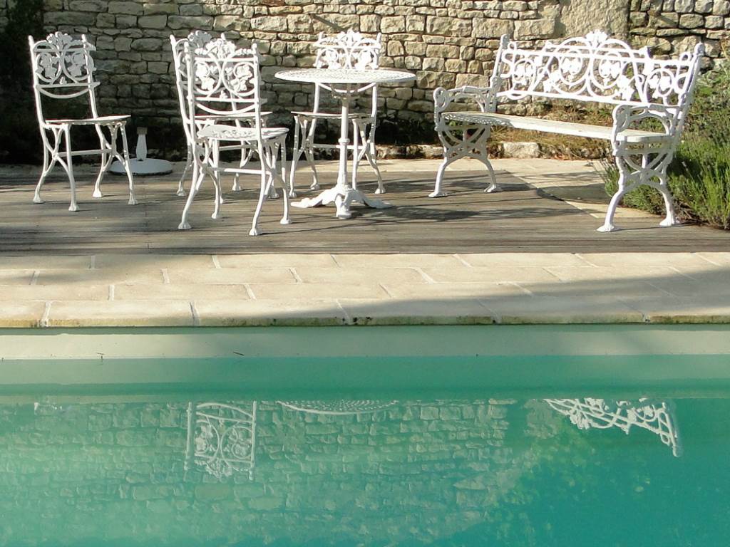 La piscine et son mobilier de jardin en fonte d'aluminium
